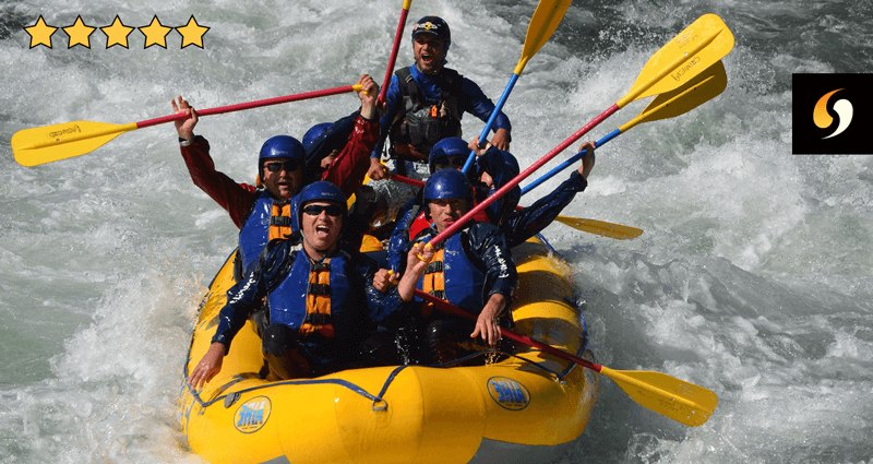 Experience - grupa osób podczas spływu żółtym ponotonem na rwącej rzece